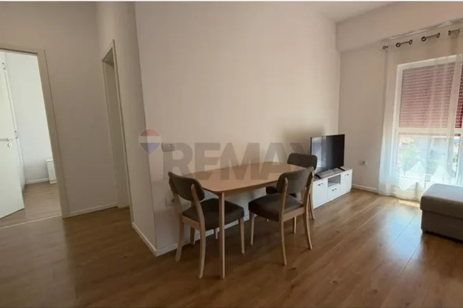 Tirane, jepet me qera 1+1+Ballkon Kati 3, 55 m² 370 € 