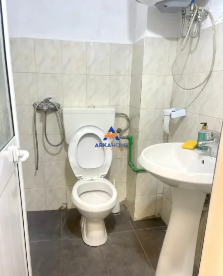 Tirane, jepet me qera ambjent biznesi Kati 0, 20 m² 373 € 