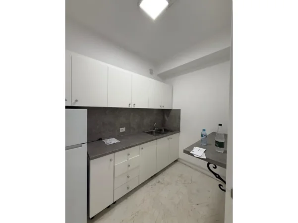 Tirane, jepet me qera ambjent biznesi Kati 8, 137 m² 2.000 € (Qender)