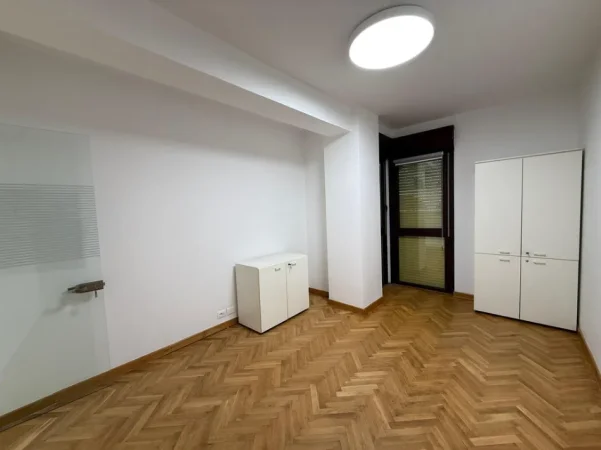 Tirane, jepet me qera ambjent biznesi Kati 8, 137 m² 2.000 € (Qender)