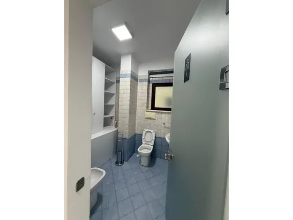 Tirane, jepet me qera ambjent biznesi Kati 8, 137 m² 2.000 € (Qender)