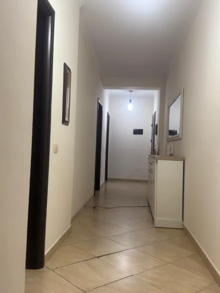 Tirane, jepet me qera apartament 2+1 Kati 3, 110 m² 650 € (Don Bosko)