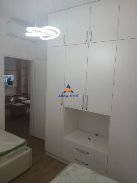 Tirane, jepet me qera apartament 2+1+Ballkon Kati 1, 90 m² 533 € 