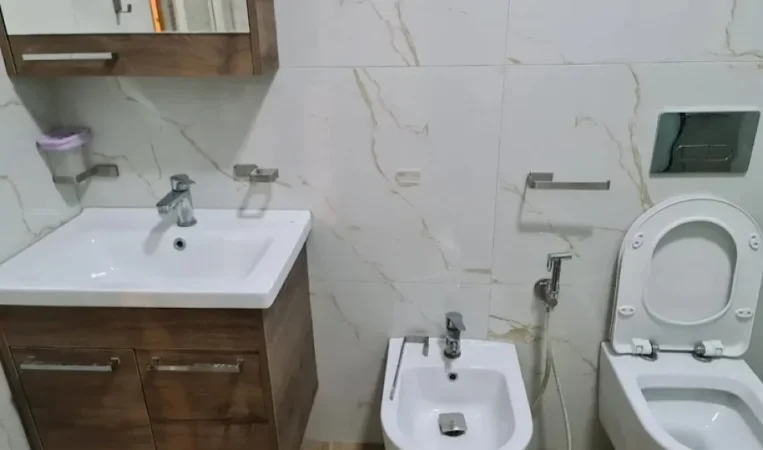 Tirane, jepet me qera apartament 2+1 , 100 m² 500 €