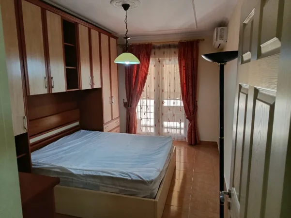 Tirane, jepet me qera apartament 1+1+Aneks+Ballkon Kati 6, 450 € (lapraka , ish dogana)