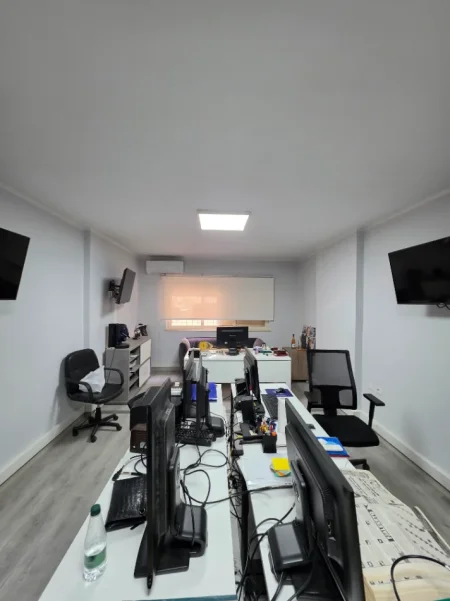 ● ZYRË : 110 m² Kati 1 Teknik (📍Petro Nini - Sheshi Willson ) 3 Ambiente Pune🌐 3 AC, I Mobiluar për ZYRË 😲 1000€ NETO/Muaj 🔥