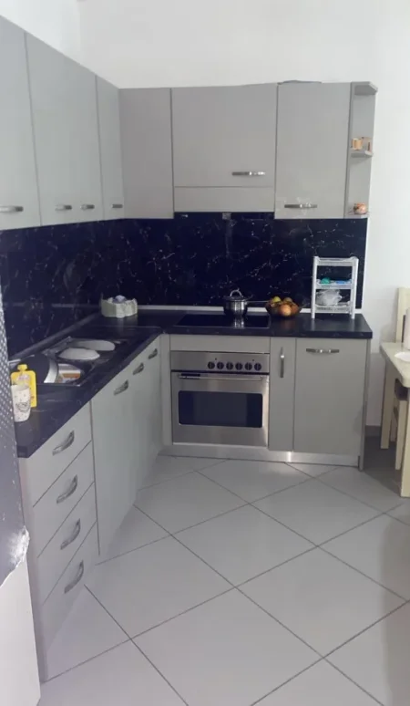 Tirane, jepet me qera apartament 1+1 Kati 4, 80 m² 450 € (RRUGA E DIBRES)