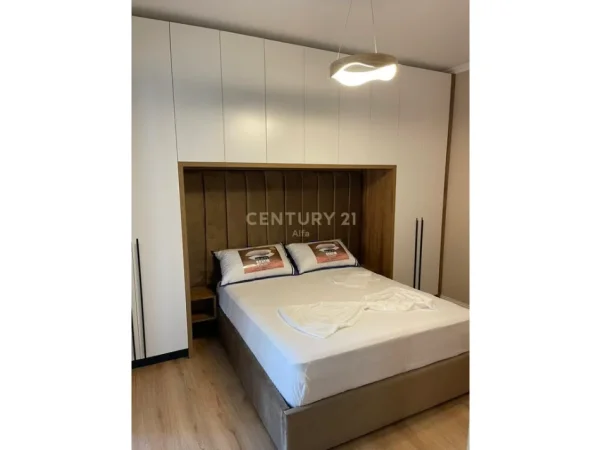 Tirane, jepet me qera apartament 1+1+Ballkon Kati 2, 95 m² 950 € (Rruga e Kosovareve)