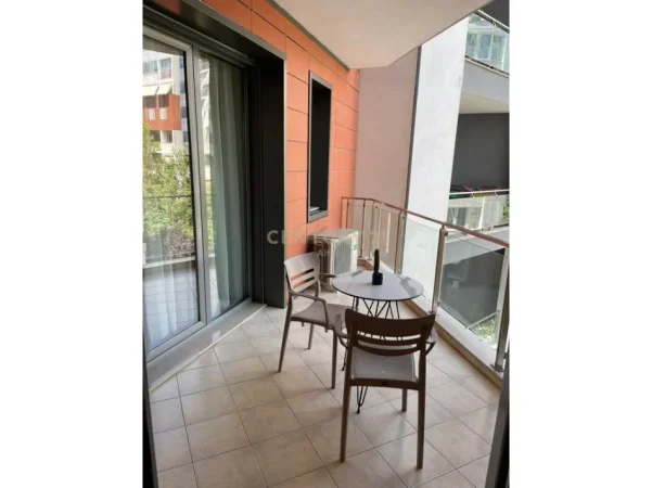 Tirane, jepet me qera apartament 1+1+Ballkon Kati 2, 95 m² 950 € (Rruga e Kosovareve)