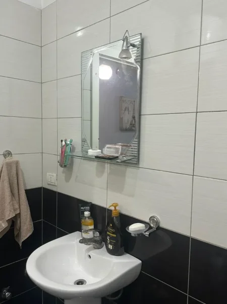 Tirane, jepet me qera apartament 2+1 Kati 3,