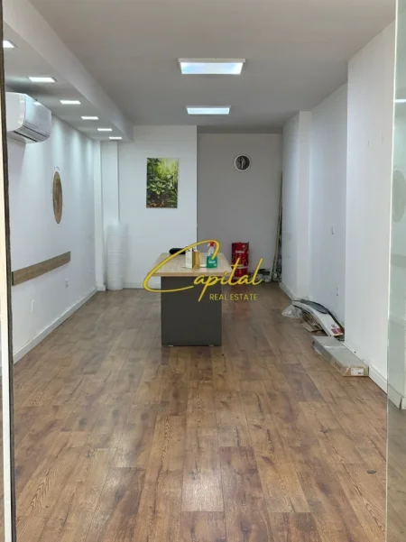 Tirane, shitet dyqan Kati 0, 44 m² 110.000 € (LAPRAKE)