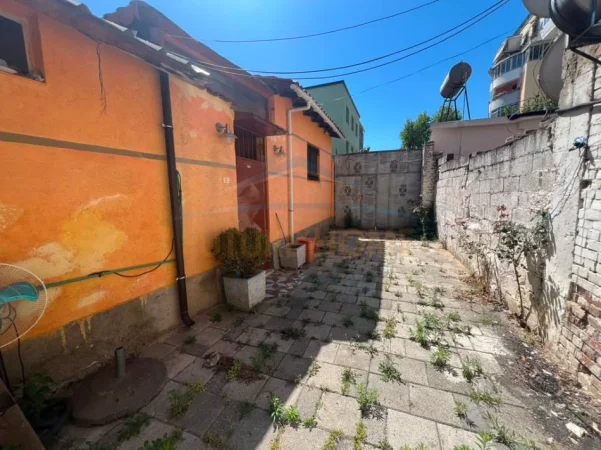Tirane, jepet me qera Shtepi Private , 3 Dhoma , 3+1 Kati 0, 87 m² 1.000 € (XHAMLLIKU)