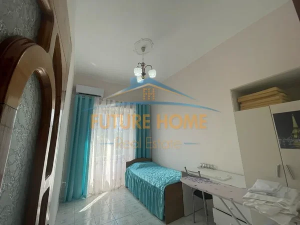 Tirane, jepet me qera apartament 2+1 Kati 4, 75 m² 700 € (SHALLVARET)