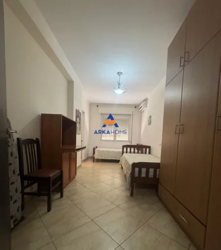 Tirane, jepet me qera apartament 2+1+Ballkon Kati 3, 110 m² 692 € 