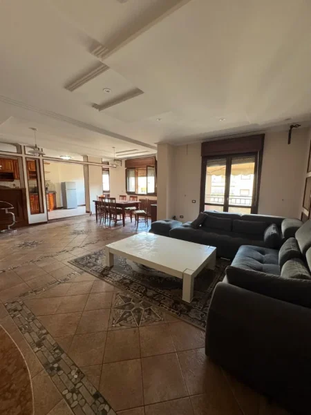 Tirane, jepet me qera apartament 3+1 Kati 8, 190 m² 1.000 € (KOMUNA E PARISIT)