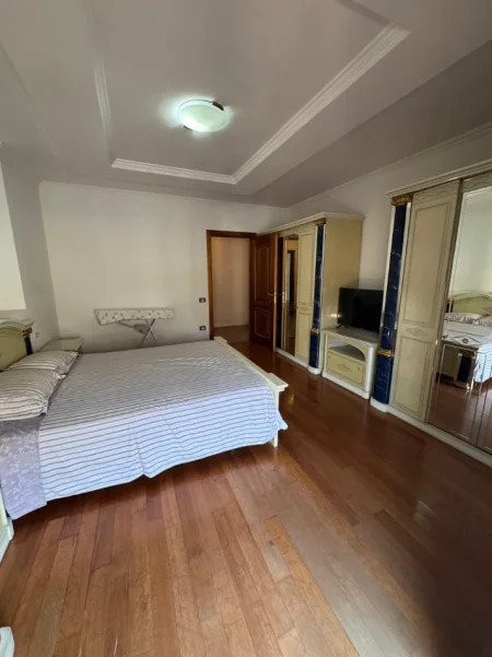 Tirane, jepet me qera apartament 3+1 Kati 8, 190 m² 1.000 € (KOMUNA E PARISIT)