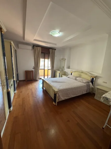 Tirane, jepet me qera apartament 3+1 Kati 8, 190 m² 1.000 € (KOMUNA E PARISIT)