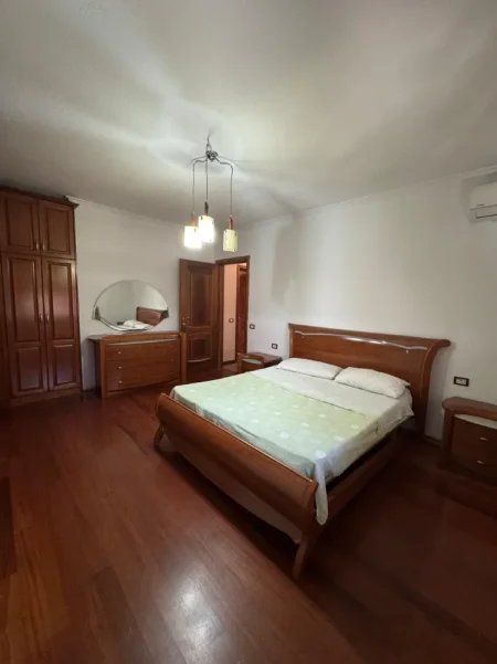 Tirane, jepet me qera apartament 3+1 Kati 8, 190 m² 1.000 € (KOMUNA E PARISIT)