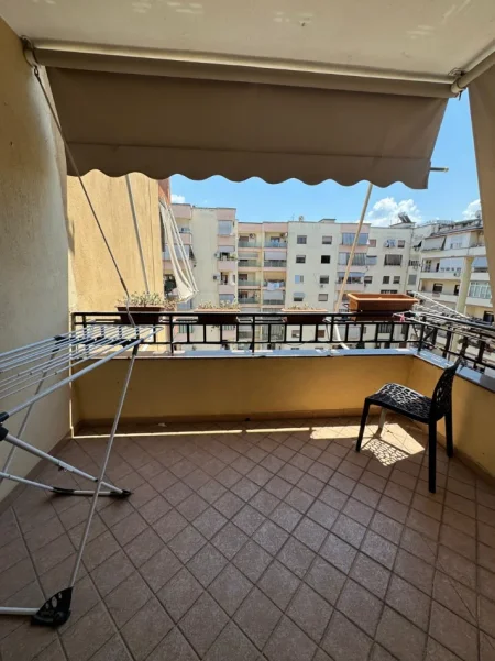 Tirane, jepet me qera apartament 3+1 Kati 8, 190 m² 1.000 € (KOMUNA E PARISIT)