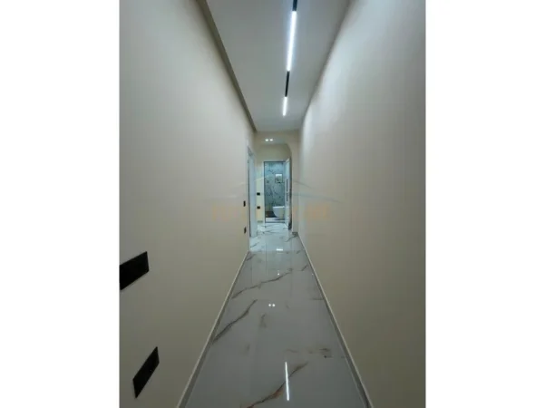 Tirane, jepet me qera apartament duplex 2+1+2 Kati 1, 80 m² 800 € (RRUGA E ELBASANIT)