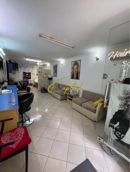 Tirane, jepet me qera dyqan Kati 0, 40 m² 500 € (RRUGA E BARRIKADAVE)
