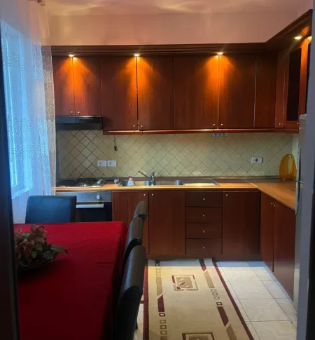 Tirane, jepet me qera apartament 1+1 , 70 m² 400 € 
