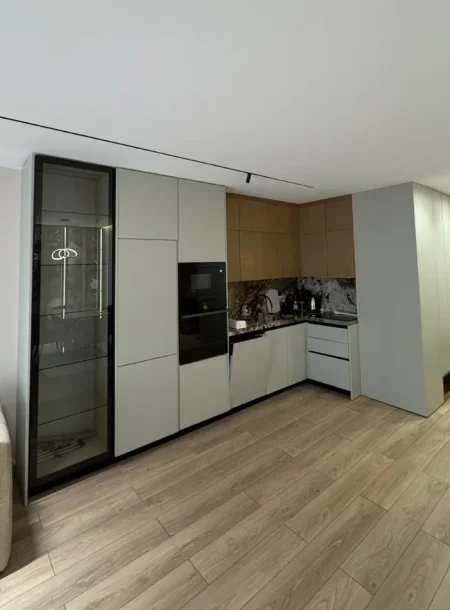 Tirane, jepet me qera apartament 2+1 , 120 m² 1.500 € 