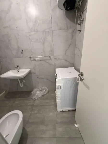 Tirane, jepet me qera apartament 1+1 Kati 2, 65 m² 400 € (Ali Demi)