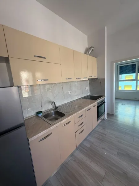 Tirane, jepet me qera apartament 1+1 Kati 2, 65 m² 400 € (Ali Demi)