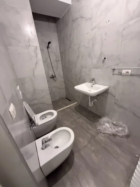 Tirane, jepet me qera apartament 1+1 Kati 2, 65 m² 400 € (Ali Demi)
