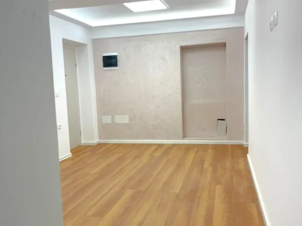 Tirane, jepet me qera ambjent biznesi Kati 2, 78 m² 750 € 