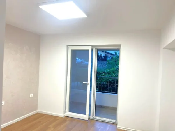 Tirane, jepet me qera ambjent biznesi Kati 2, 78 m² 750 € 