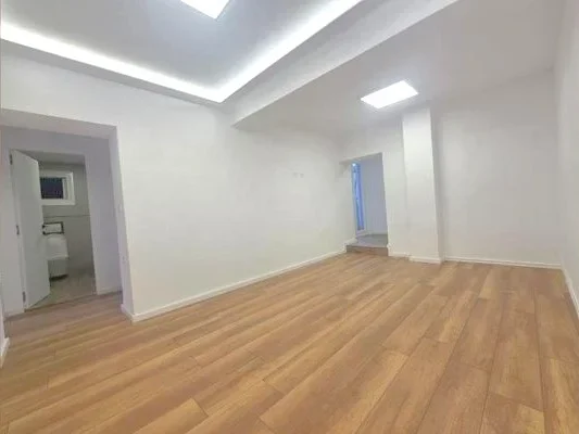 Tirane, jepet me qera ambjent biznesi Kati 2, 78 m² 750 € 