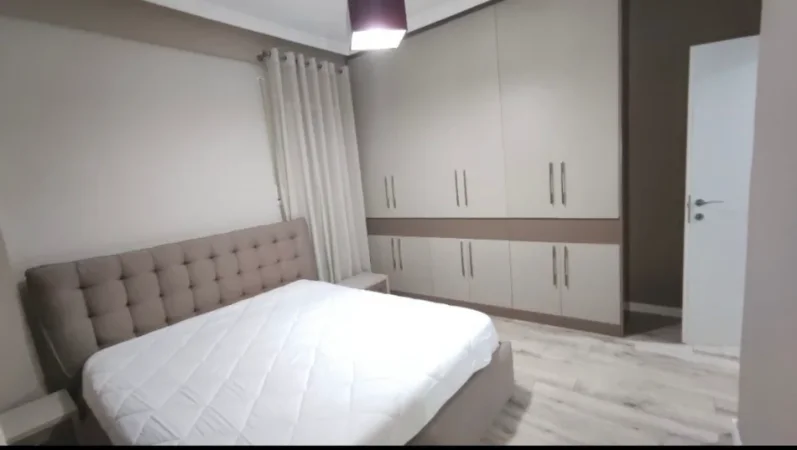 Tirane, jepet me qera apartament 2+1+Ballkon Kati 1, 99 m² 600 € (Kopshti Botanik)