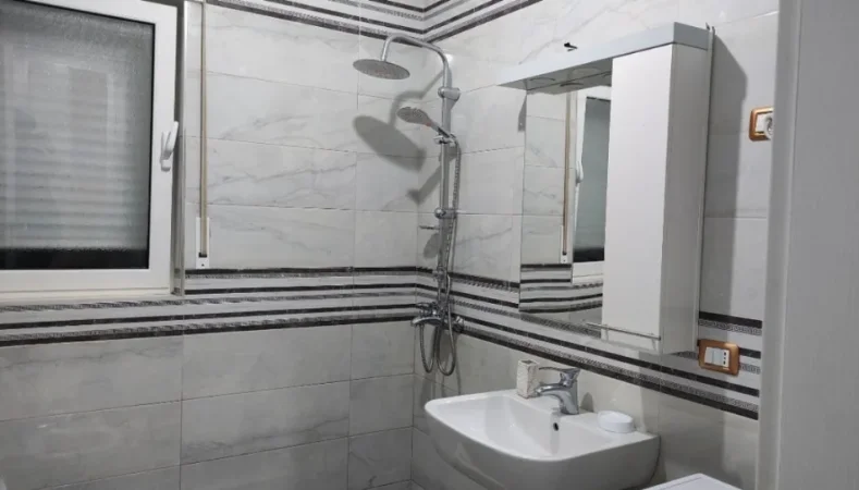 Tirane, jepet me qera apartament 2+1+Ballkon Kati 1, 99 m² 600 € (Kopshti Botanik)