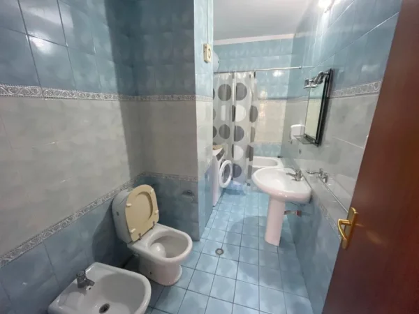 Tirane, jepet me qera apartament 2+1 Kati 4, 115 m² 700 € 