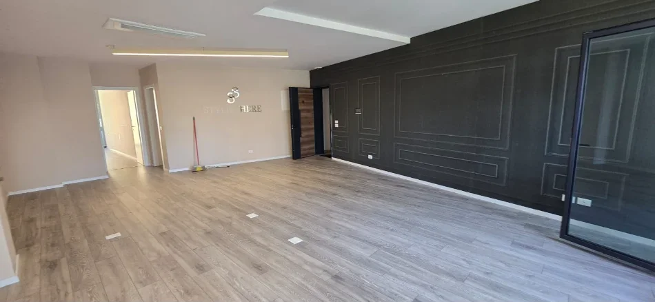 Tirane, jepet me qera zyre Kati 1, 102 m² 1.500 € (LIQENI ARTIFICIAL)