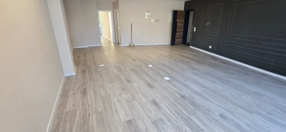 Tirane, jepet me qera zyre Kati 1, 102 m² 1.500 € (LIQENI ARTIFICIAL)