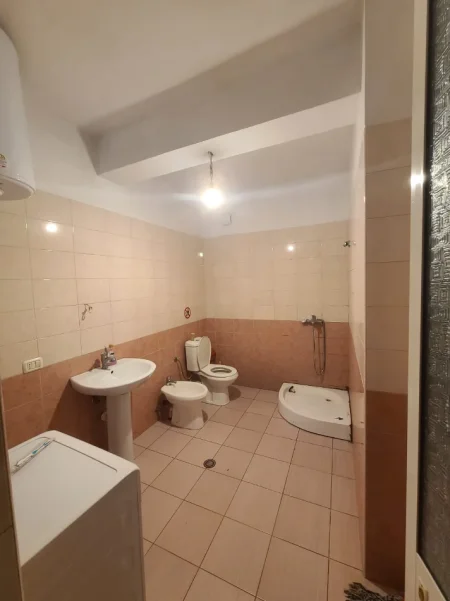 Tirane, jepet me qera apartament 1+1+Ballkon Kati 8, 65 m² 380 € (YZBERISHT, GRAND GALLERY)