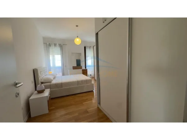 Tirane, jepet me qera apartament 2+1 Kati 2, 123 m² 1.300 € (Rruga e Barrikadave)