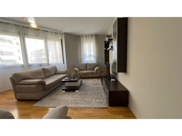 Tirane, jepet me qera apartament 2+1 Kati 2, 123 m² 1.300 € (Rruga e Barrikadave)