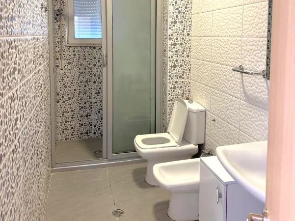 Tirane, jepet me qera apartament duplex 4+1 , 201 m² 1.500 € 