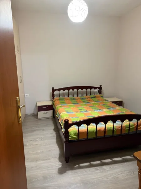 Tirane, jepet me qera apartament 1+1+Aneks+Ballkon Kati 6, 400 € (Kashar)
