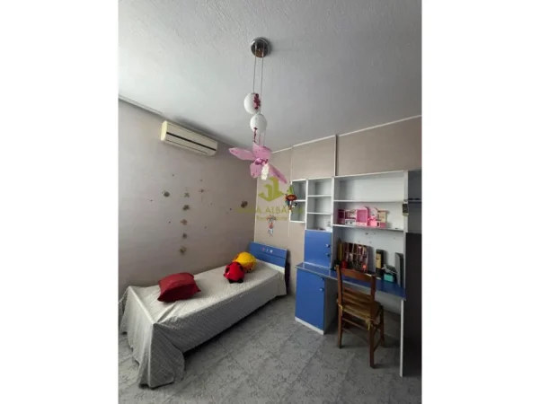 Tirane, jepet me qera apartament 2+1 ,