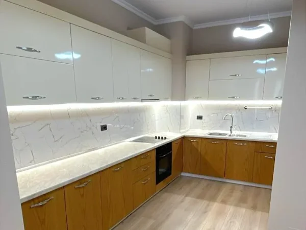 Tirane, jepet me qera apartament 1+1+Ballkon Kati 2, 85 m² 1.000 € 