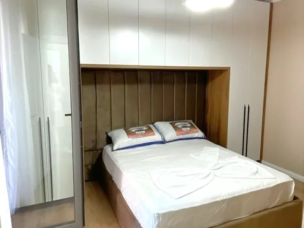 Tirane, jepet me qera apartament 1+1+Ballkon Kati 2, 85 m² 1.000 € 