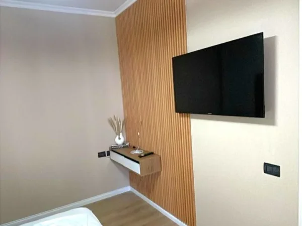 Tirane, jepet me qera apartament 1+1+Ballkon Kati 2, 85 m² 1.000 € 