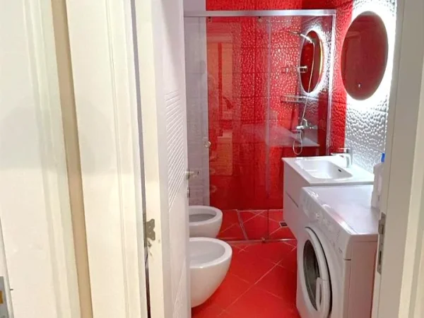 Tirane, jepet me qera apartament 1+1+Ballkon Kati 2, 85 m² 1.000 € 