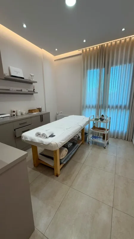 Tirane, jepet me qera ambjent biznesi , 100 m² 1.100 € (Square 21)