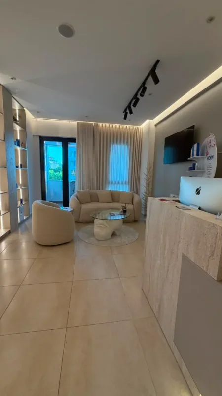 Tirane, jepet me qera ambjent biznesi , 100 m² 1.100 € (Square 21)